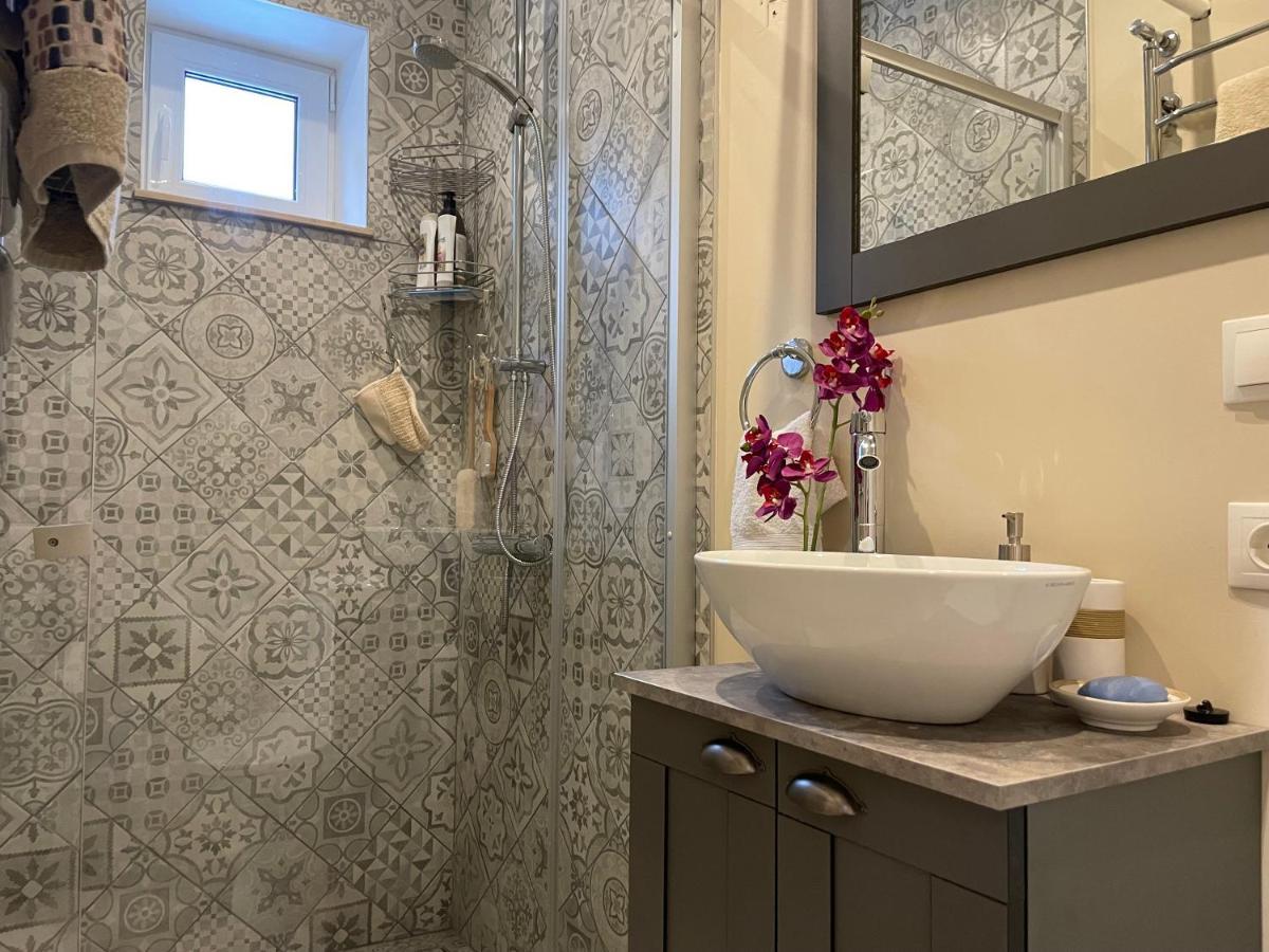Exquisite 1br Apts In Center W Parking Апартаменты
